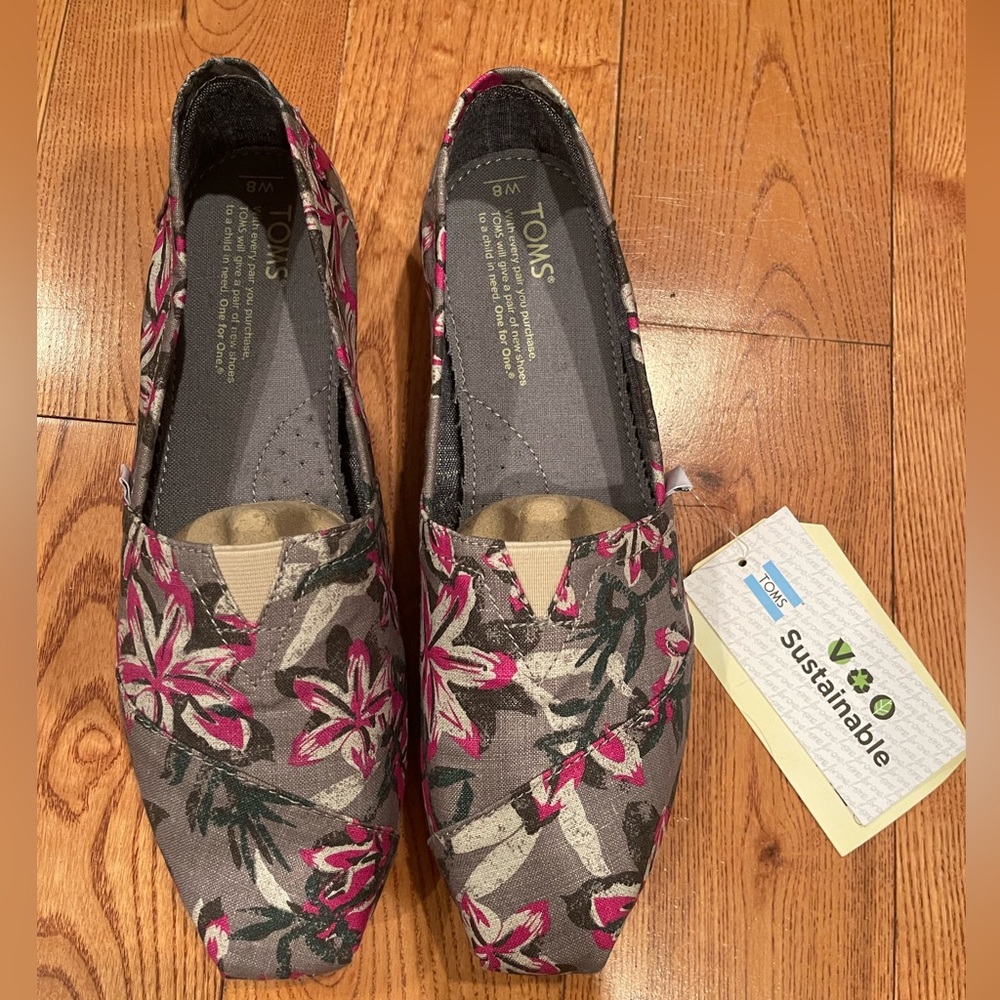 TOMS shoes size 8 never worn